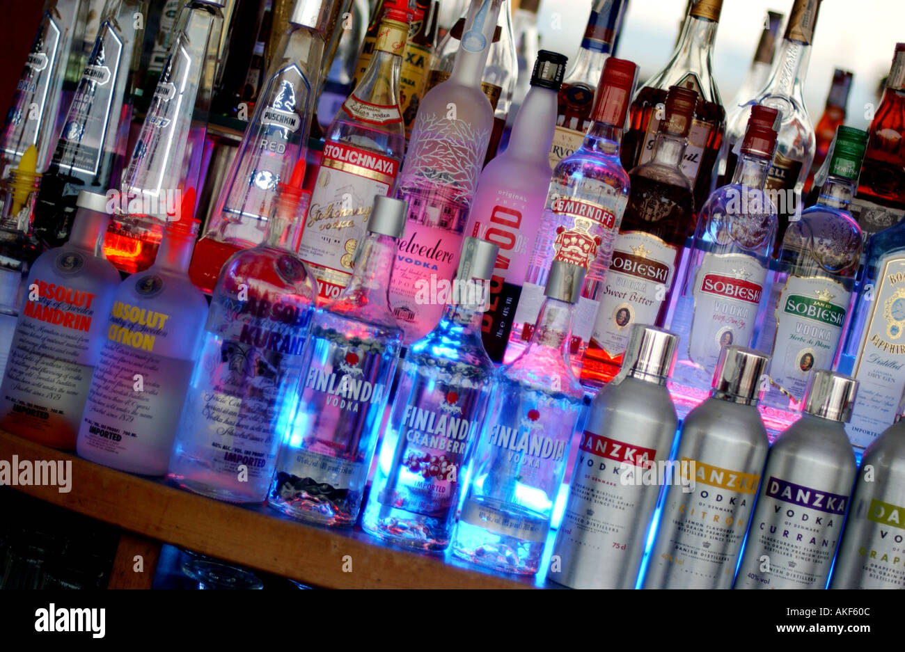 Bar Interni, bottiglie sul ripiano Foto Stock