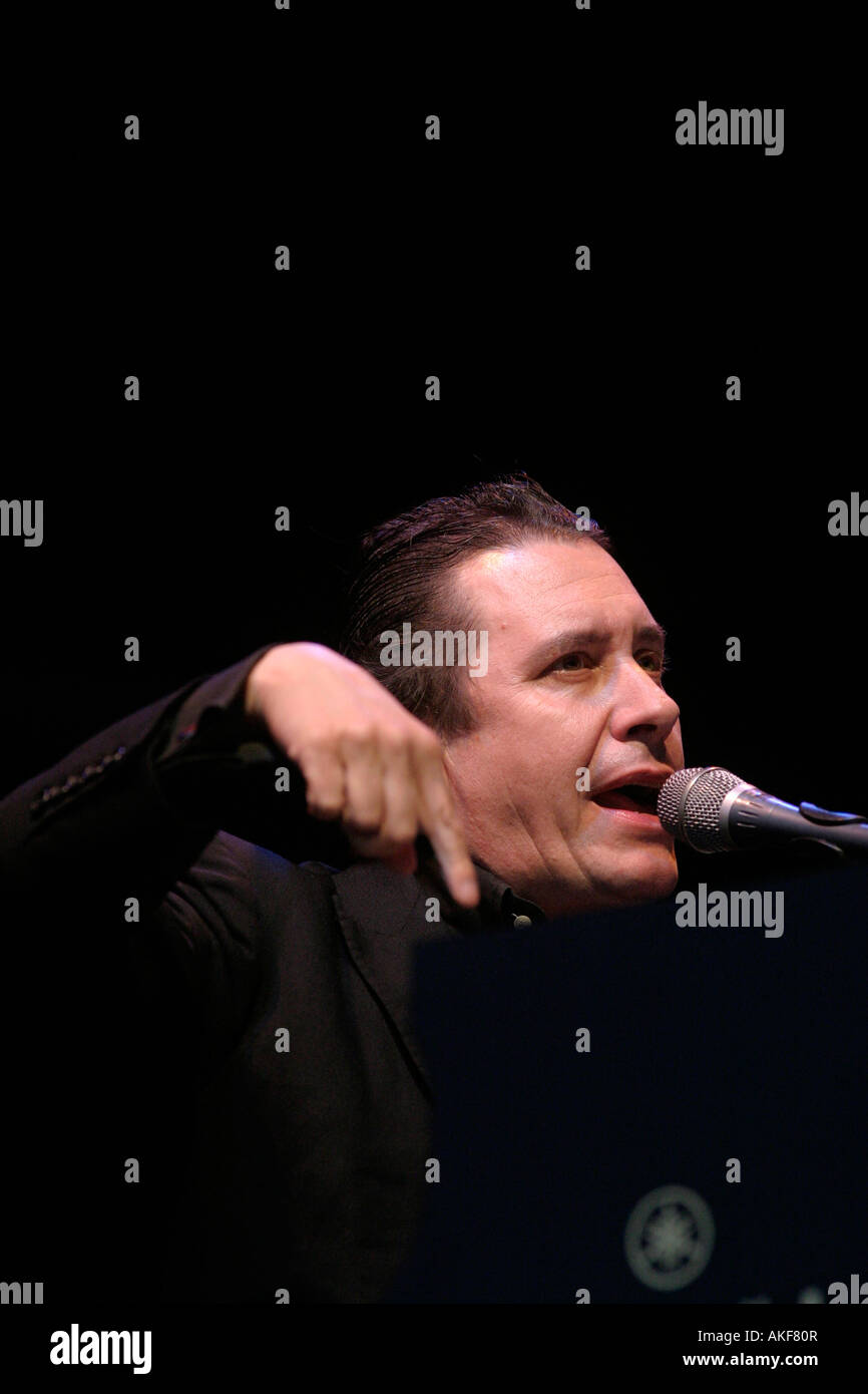 Jools Holland a Belvoir Castle Carte D o Prom e Buon concerto Jools Holland pianoforte e voce Foto Stock