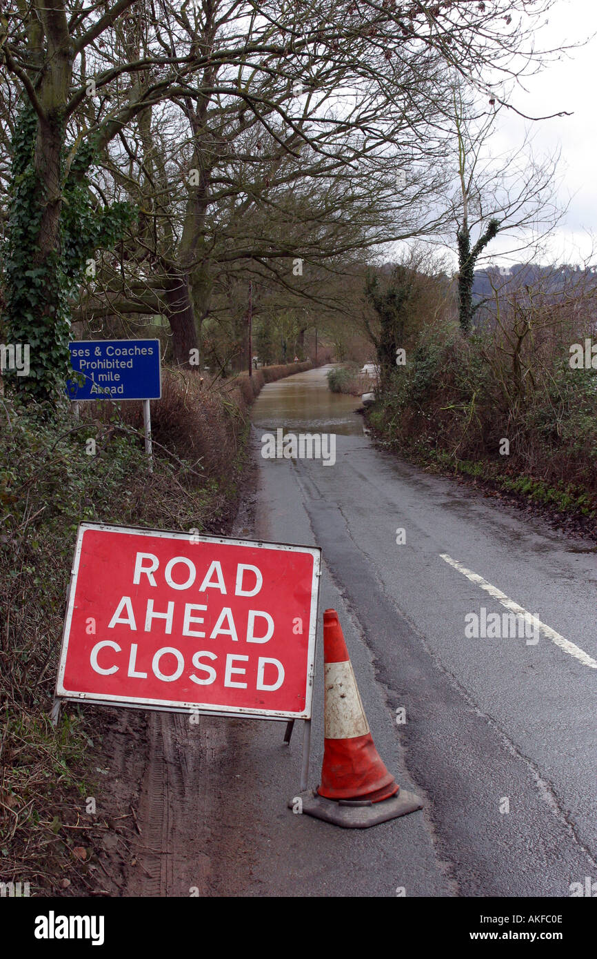 Strada chiusa in Gloucestershire dopo il fiume Severn scoppiare le sue banche Foto Stock