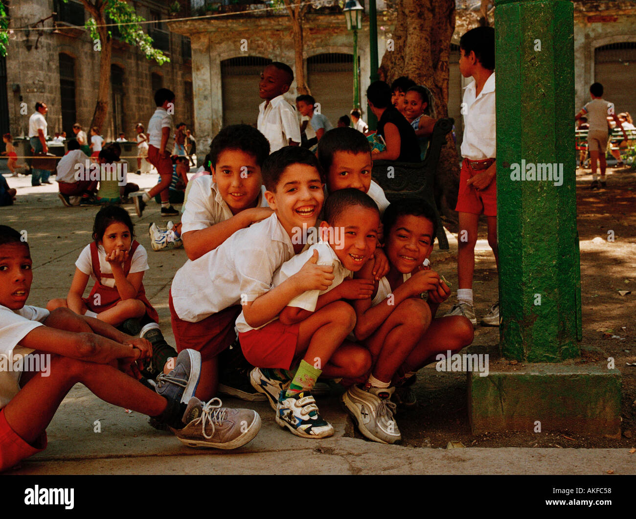 Gruppo di felici i bambini della scuola di Havana Cuba Foto Stock