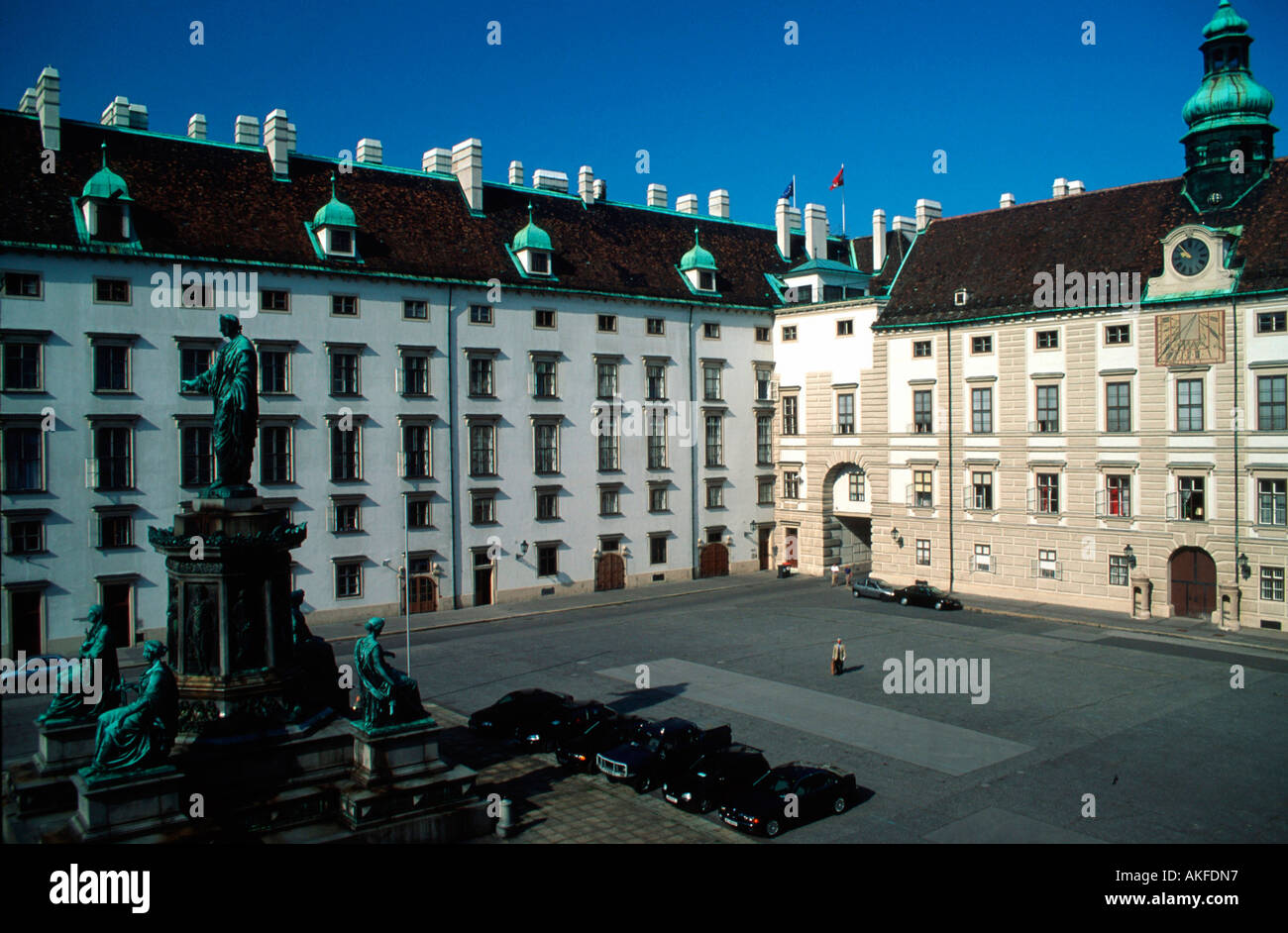 Wien, viscerale Burghof (Amalienhof) mit Leopoldinischem Trakt (links), Amalientrakt (rechts) und Bronzestandbild von Kaiser Franz Foto Stock