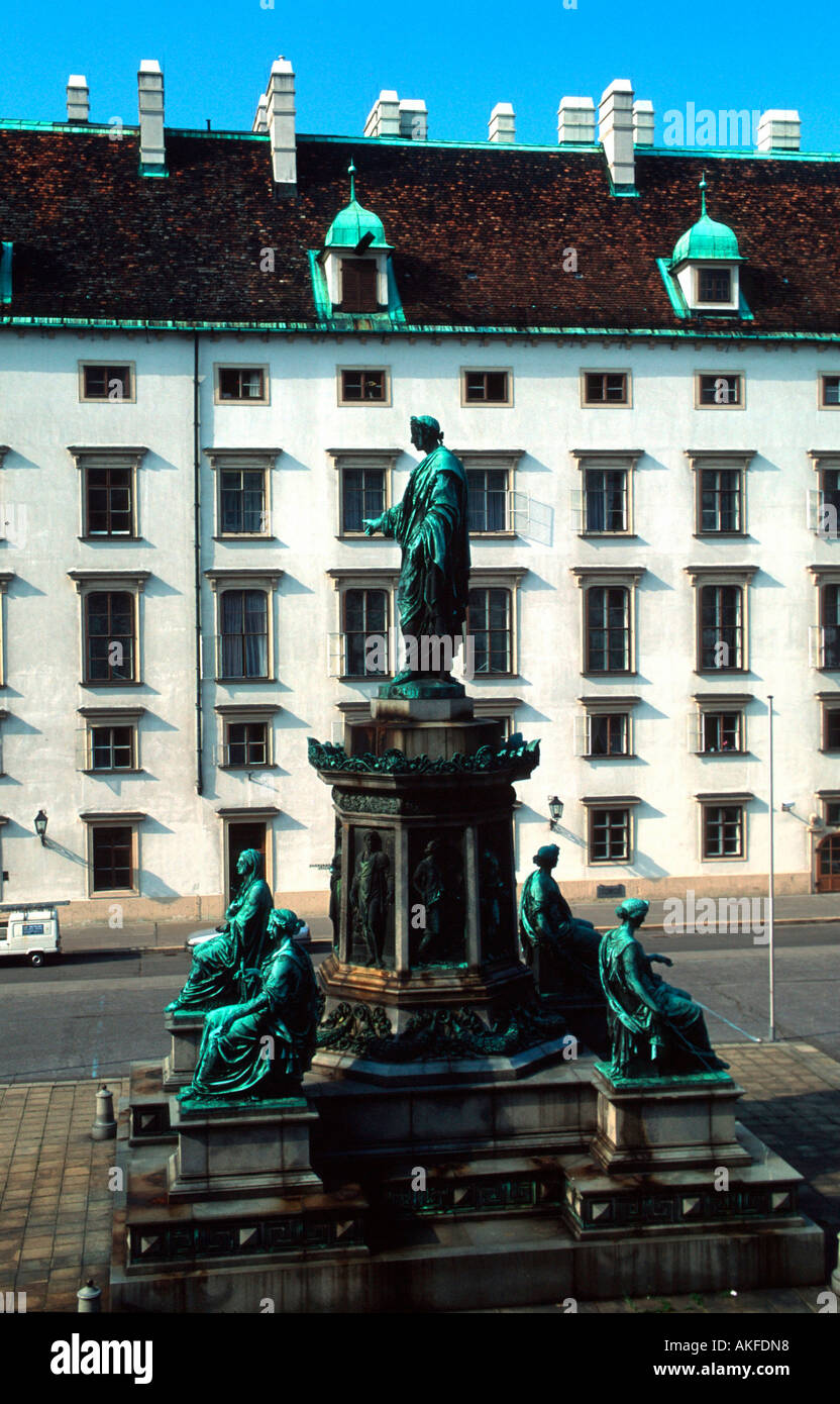 Österreich, Wien, viscerale Burghof (Amalienhof) mit Leopoldinischem Trakt und Bronzestandbild von Kaiser Franz I. Foto Stock