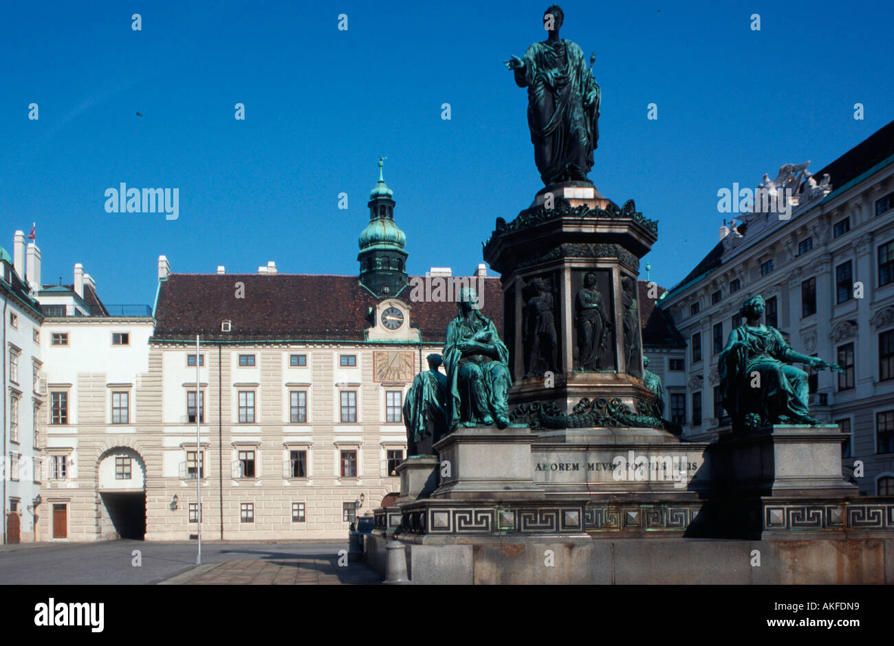 Österreich, Wien, viscerale Burghof (Amalienhof) mit Amalientrakt und Bronzestandbild von Kaiser Franz I. Foto Stock