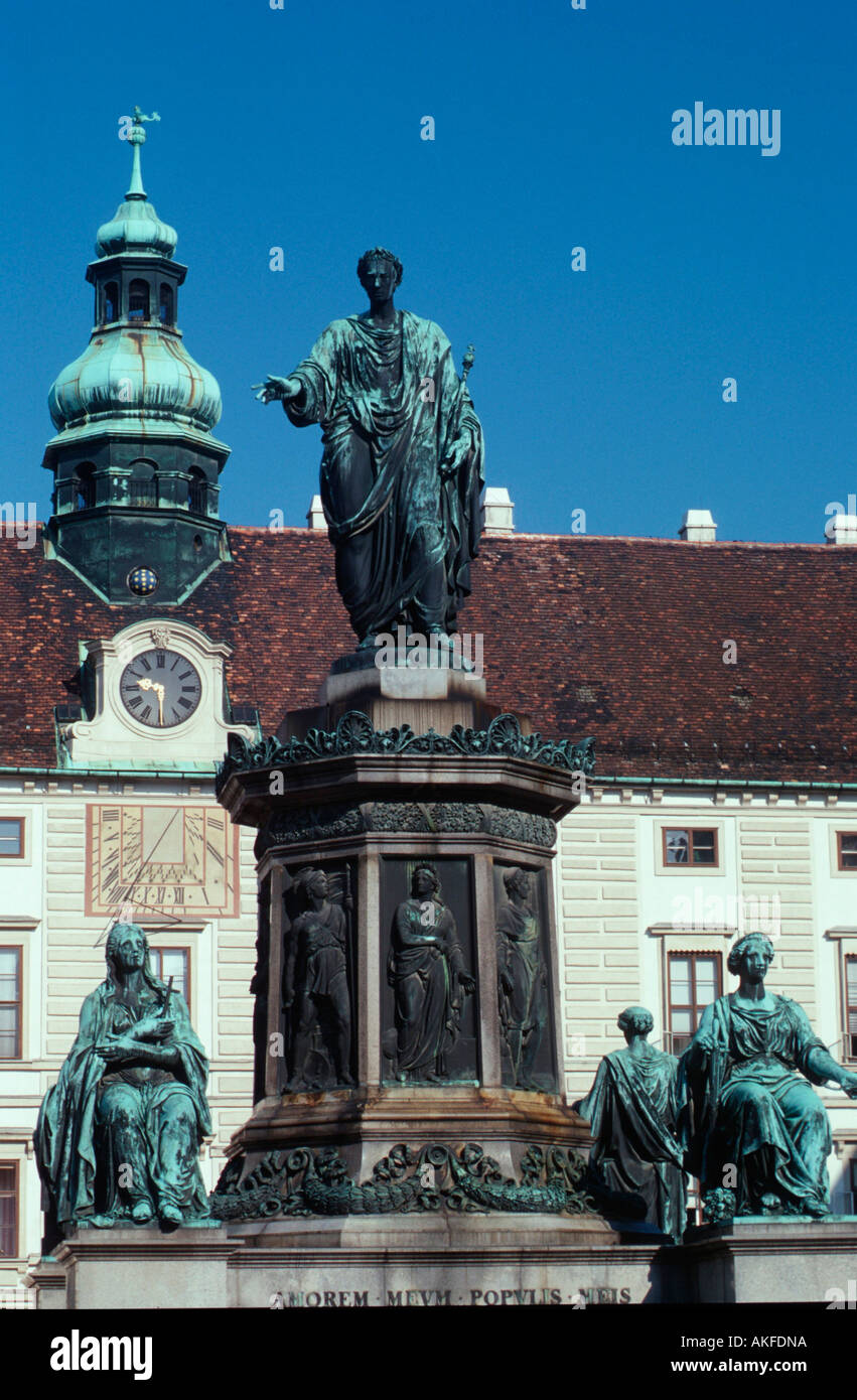 Wien, Hofburg, viscerale Burghof (Amalienhof) astronomischer Uhr auf Amalientrakt und Bronzestandbild von Kaiser Franz I. Foto Stock