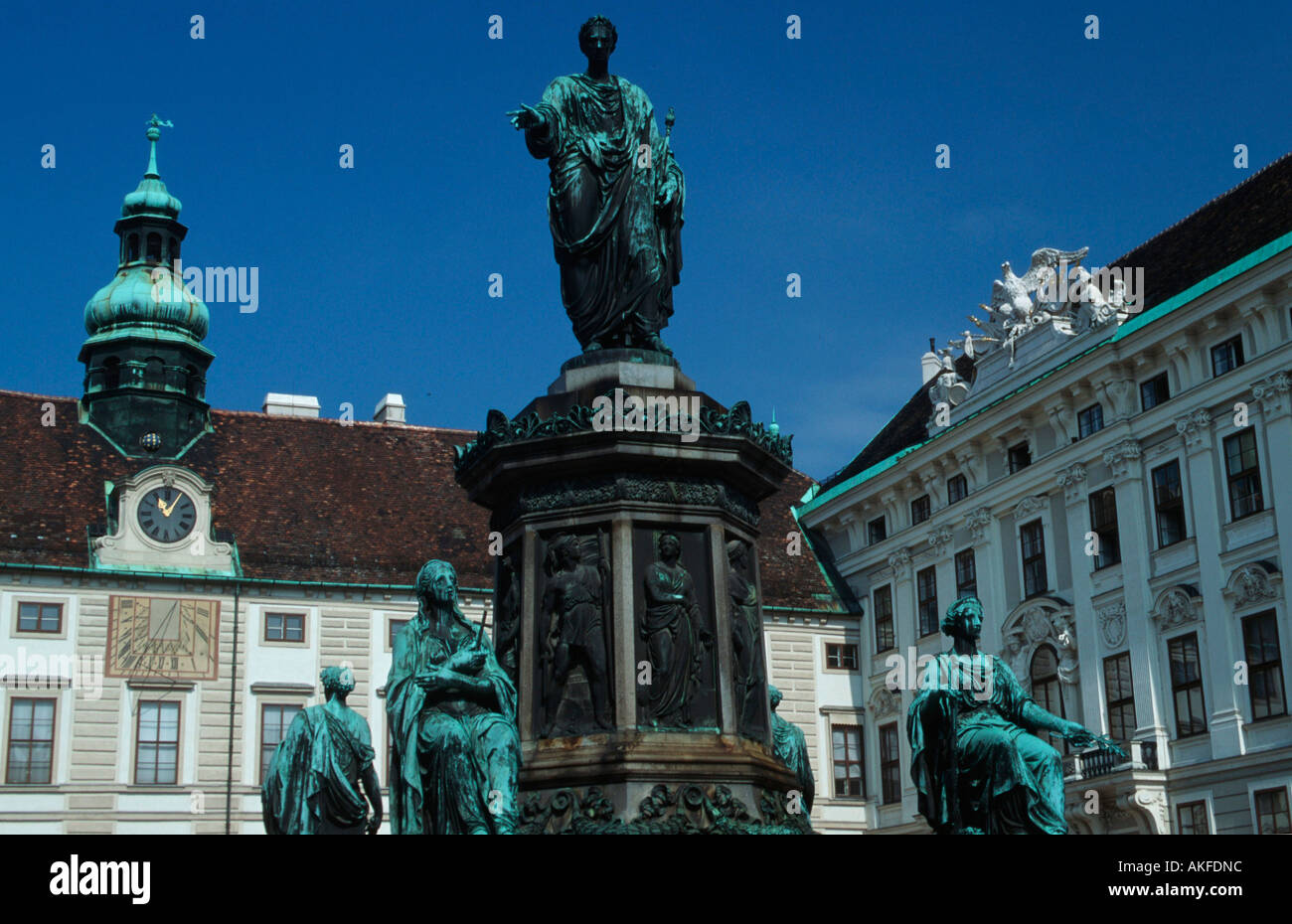 Wien, viscerale Burghof (Amalienhof) astronomischer Uhr auf Amalientrakt und Bronzestandbild von Kaiser Franz I. Foto Stock