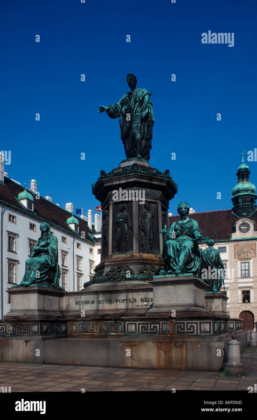 Österreich, Wien, viscerale Burghof (Amalienhof) astronomischer Uhr auf Amalientrakt und Bronzestandbild von Kaiser Franz I. Foto Stock