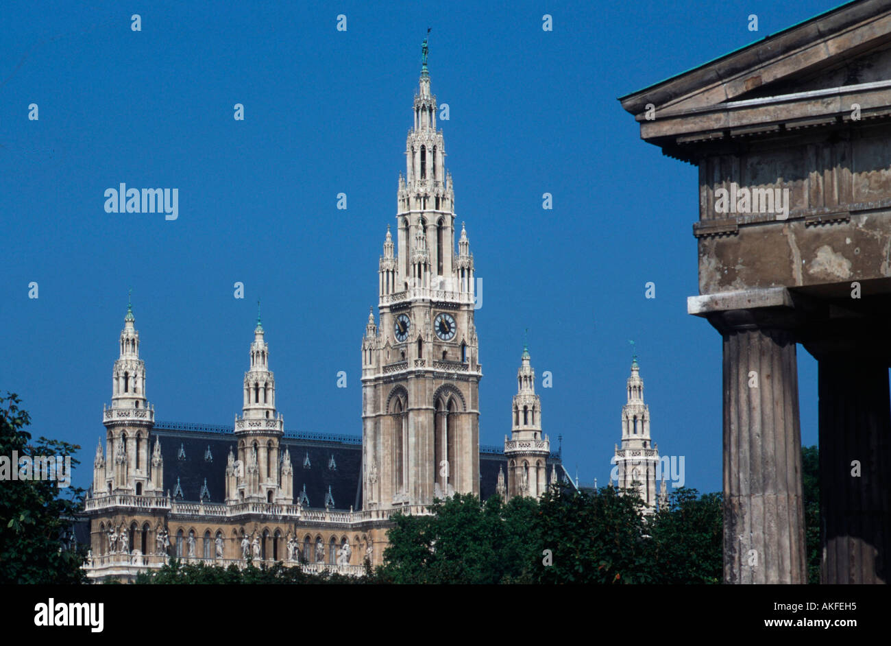 Wien 1, Volksgarten, Rathaus von Friedrich von Schmidt und Theseustempel (1819 bis 1823 nach Entwürfen von Peter von Nobile) Foto Stock