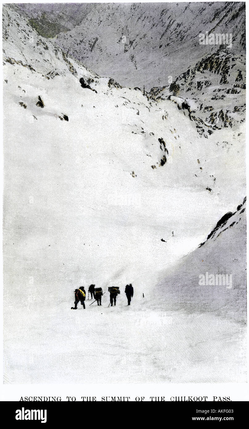 I cercatori approssimarsi al vertice di Chilkoot Pass in rotta per il Klondyke durante l'Alaska Gold Rush 1897. Colorate a mano i mezzitoni di una fotografia Foto Stock