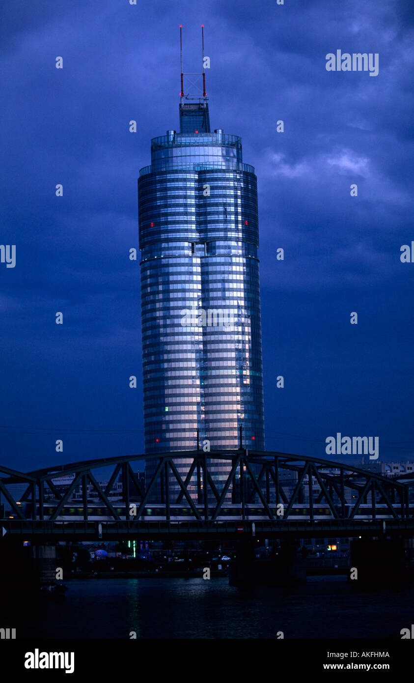 Il Milleniums-Tower è l'edificio più alto e la terza struttura più alto in Austria a 171 metri Foto Stock