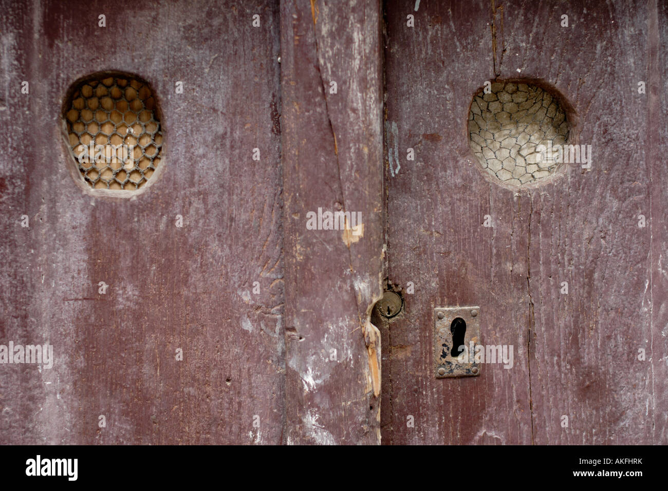 Parte della porta di casa con due fori di spia Foto Stock