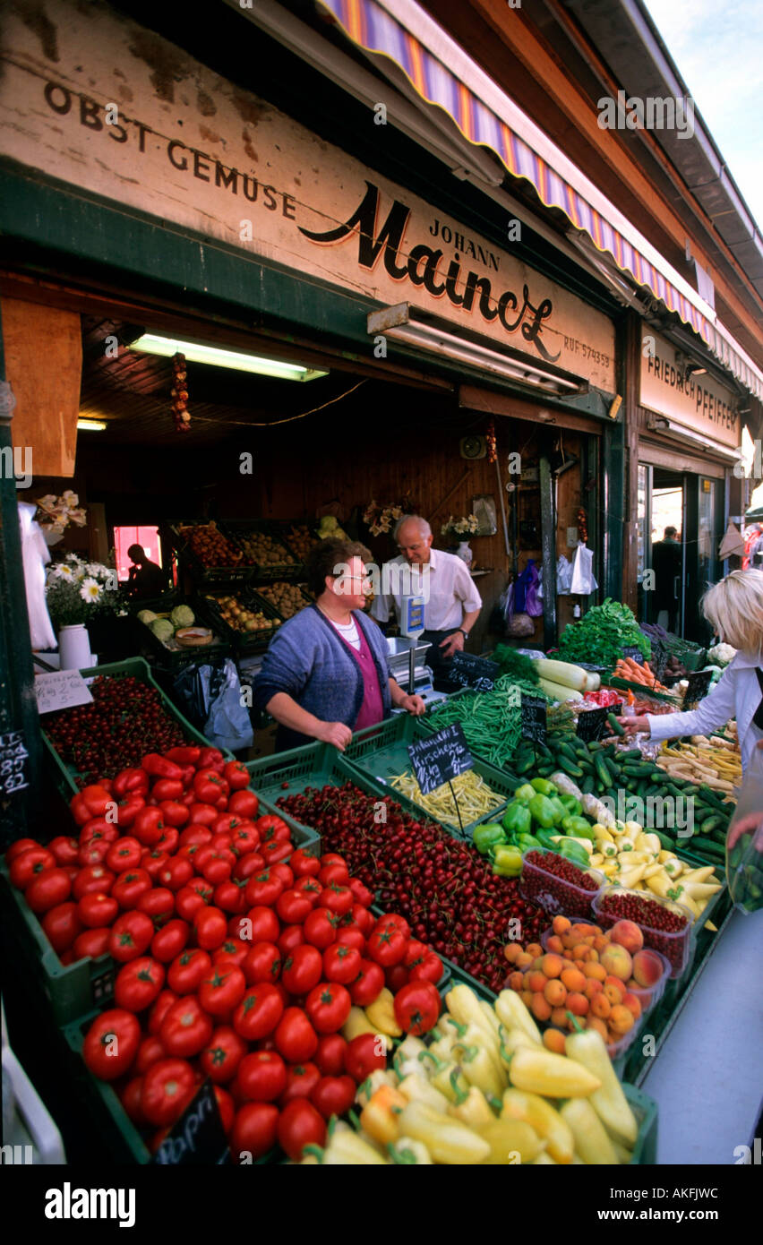 Il Naschmarkt è il mercato più famoso di Vienna. Situato presso la Wienzeile oltre il fiume Wien si trova a circa 1,5 chilometri Foto Stock