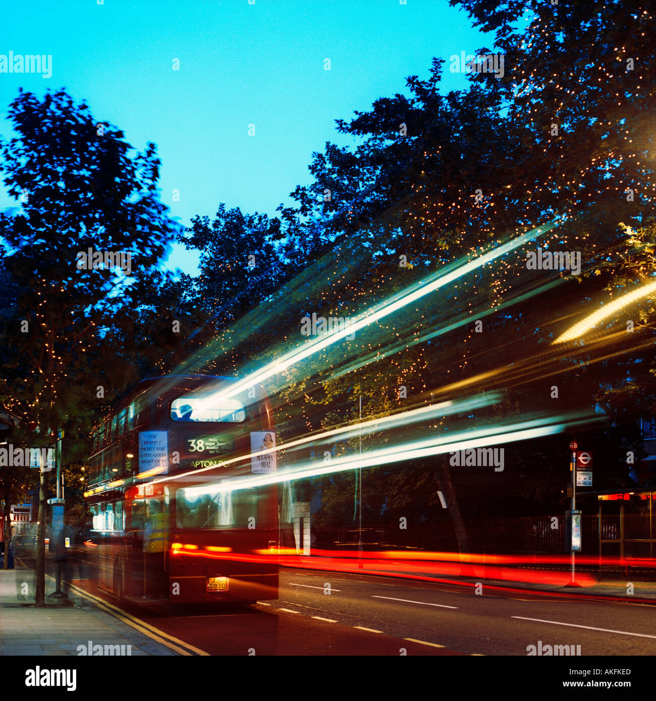 Crepuscolo girato di 38 autobus a due piani Routemaster fuori Sadler's Wells, Rosebery Avenue, Londra 2004; inc. Fermate autobus, passeggeri, alberi, sentieri leggeri Foto Stock