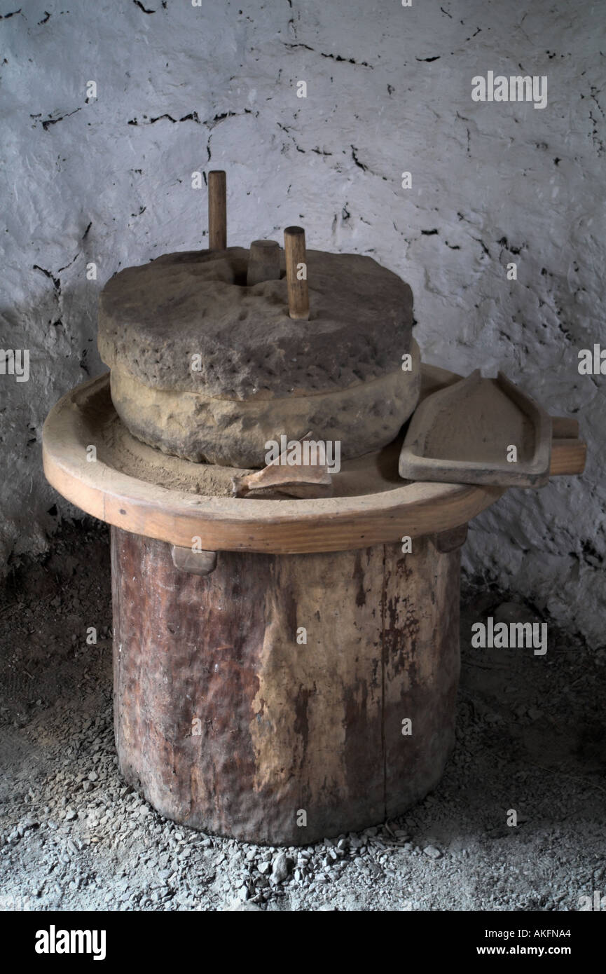 Pietra di mulino usato per macinare il grano in farina Foto stock - Alamy