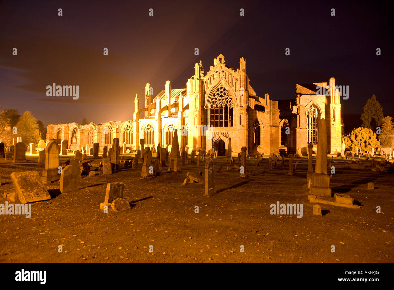 Rovine atmosferica di Melrose Abbey di notte Scottish Borders Scotland Regno Unito Foto Stock