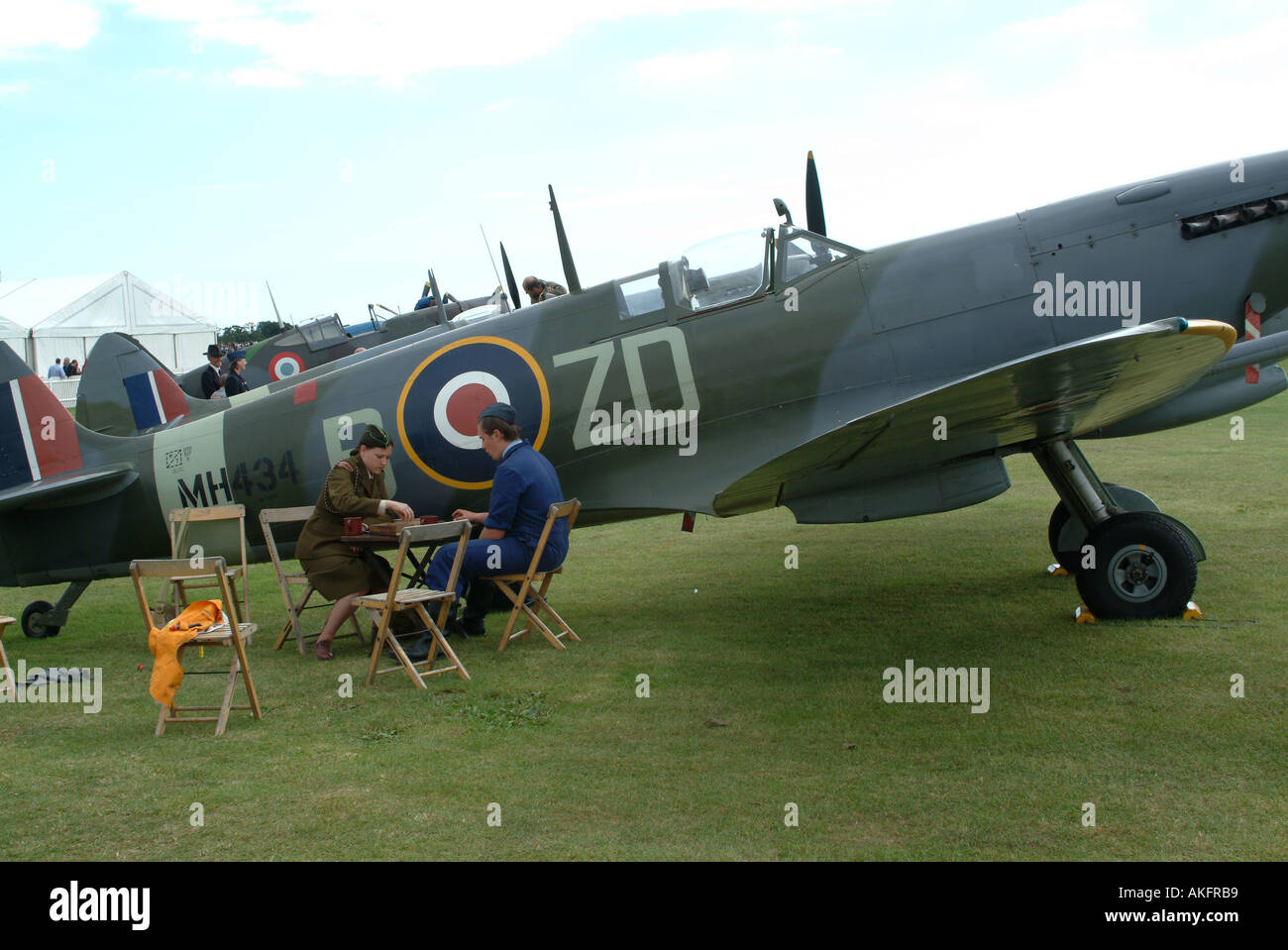 Spitfire Mark IXB sul terreno con equipaggio a Goodwood Meeting 2005 Foto Stock