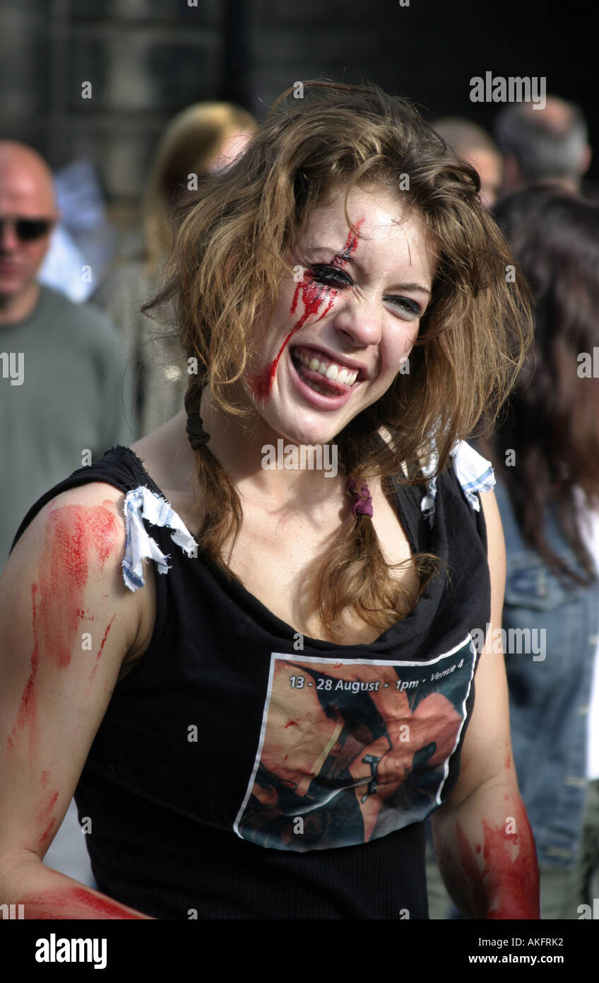 Un attrice insanguinato sulla Royall Mile Edinburgh fuori per promuovere il suo spettacolo presso il Festival Foto Stock