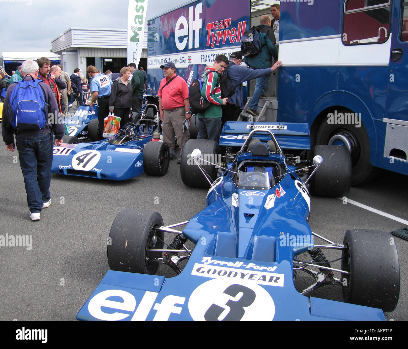 Tyrrell 001 e 002 vetture da corsa a Silverstone Northamptonshire Foto Stock