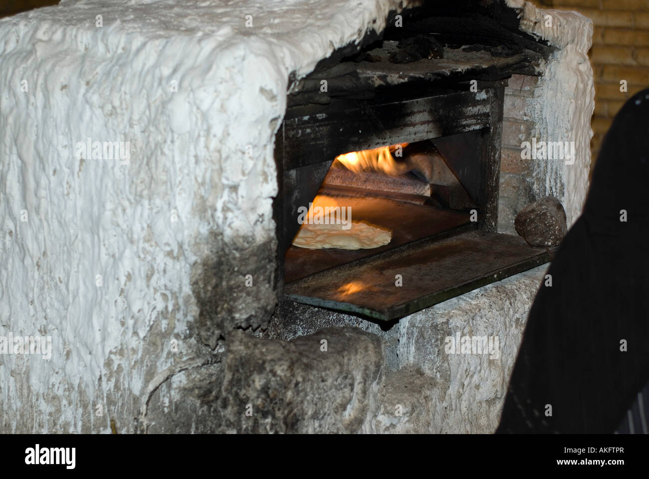 Tradizionale pane arabo la cottura in un forno di argilla Foto stock - Alamy