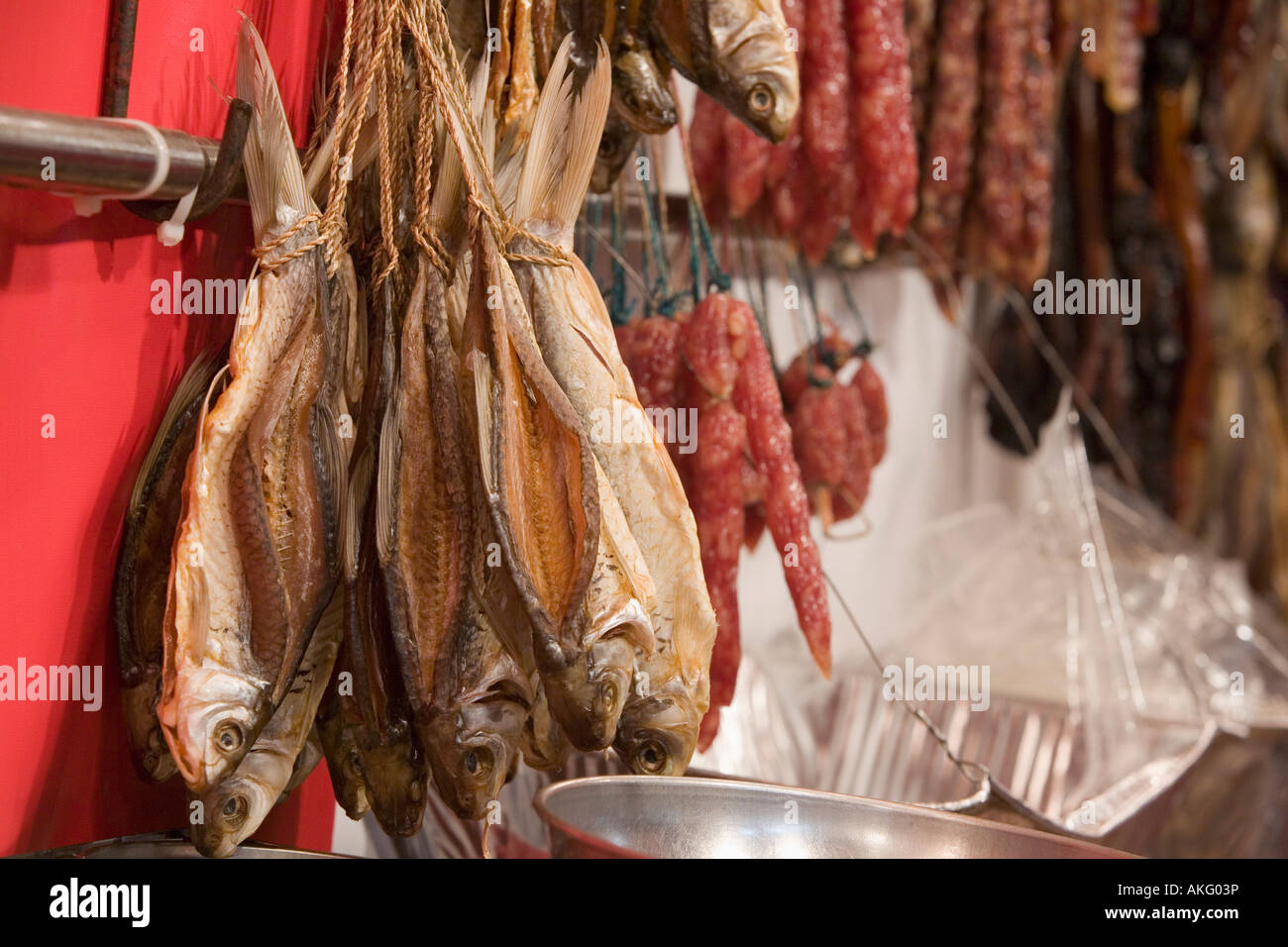 Close-up di un pesce essiccati e salsicce a un mercato in stallo Foto Stock