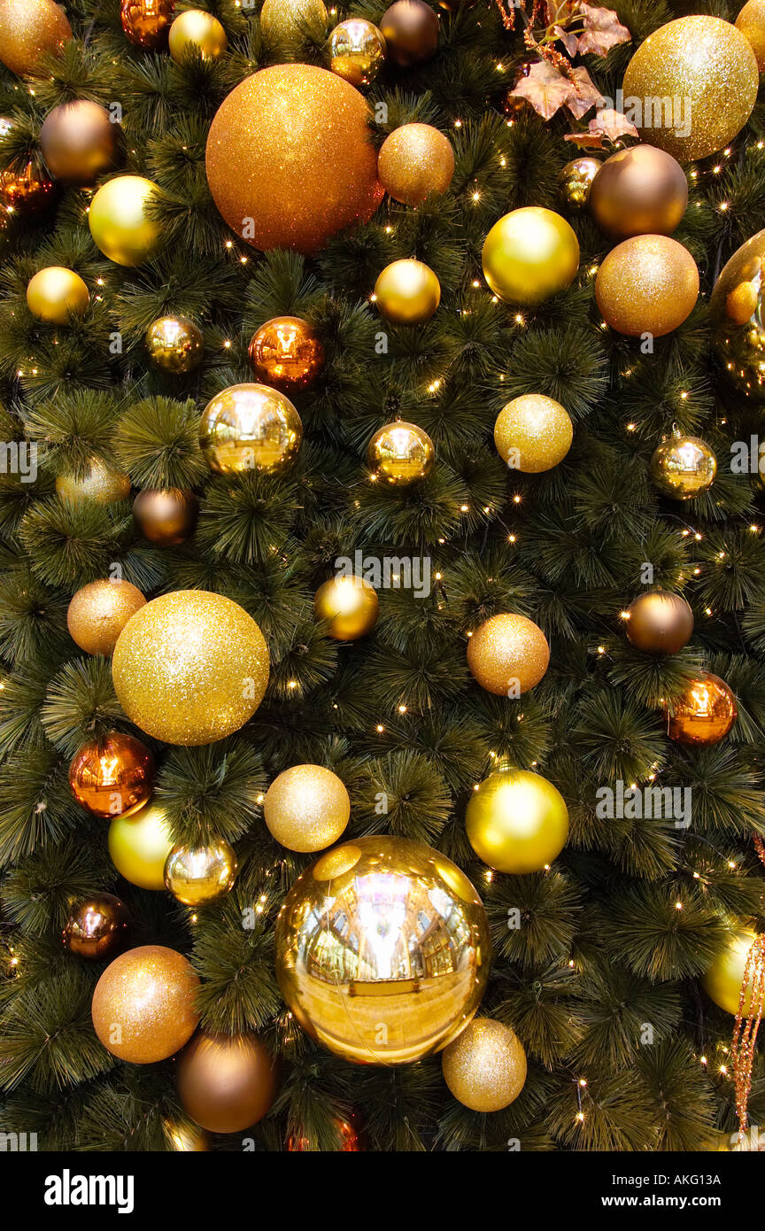 Le decorazioni di Natale su un albero vicino, sullo sfondo di Natale Foto Stock