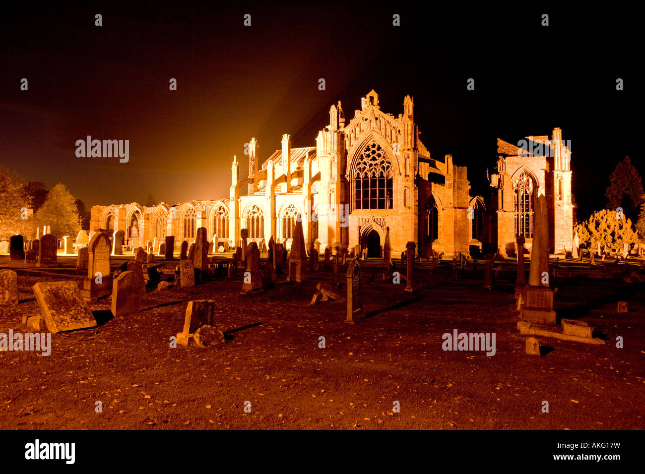 Rovine atmosferica di Melrose Abbey di notte Scottish Borders Scotland Regno Unito Foto Stock