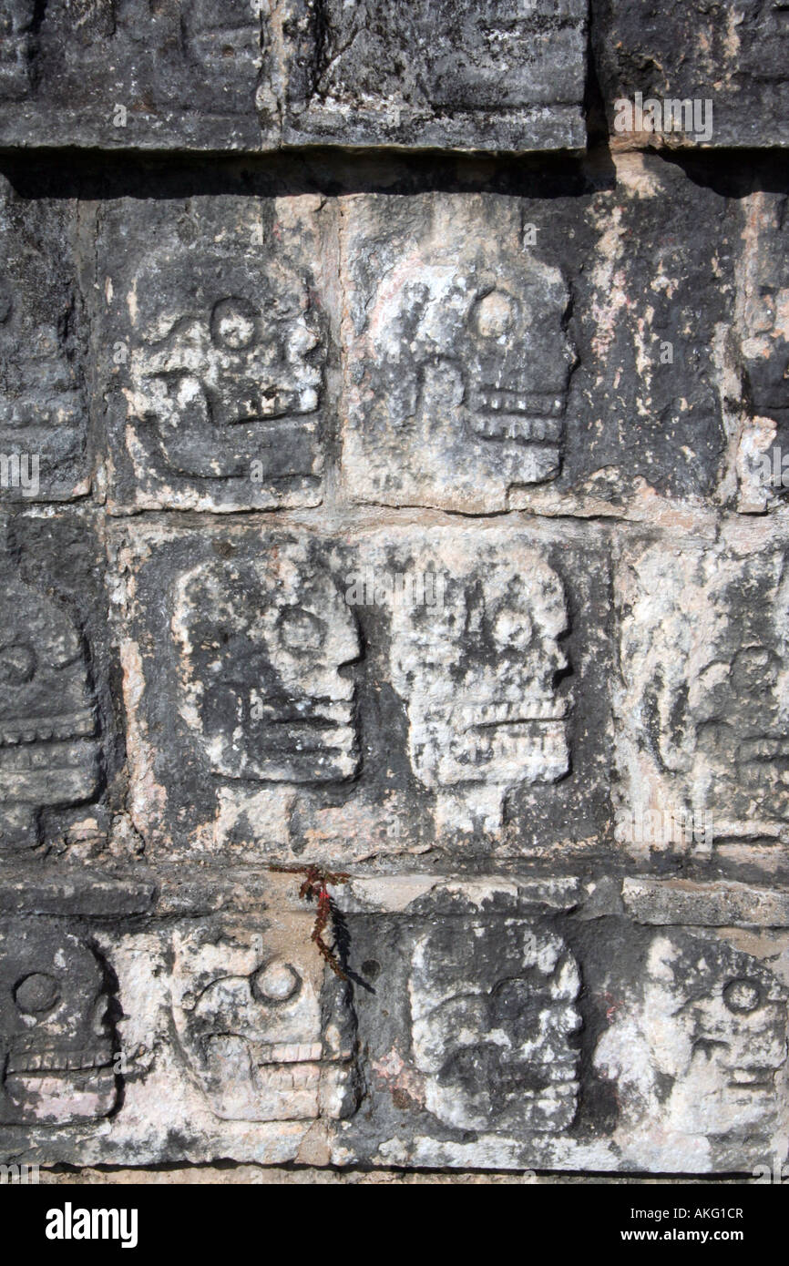Sculture del cranio a Chichen Itza Foto Stock