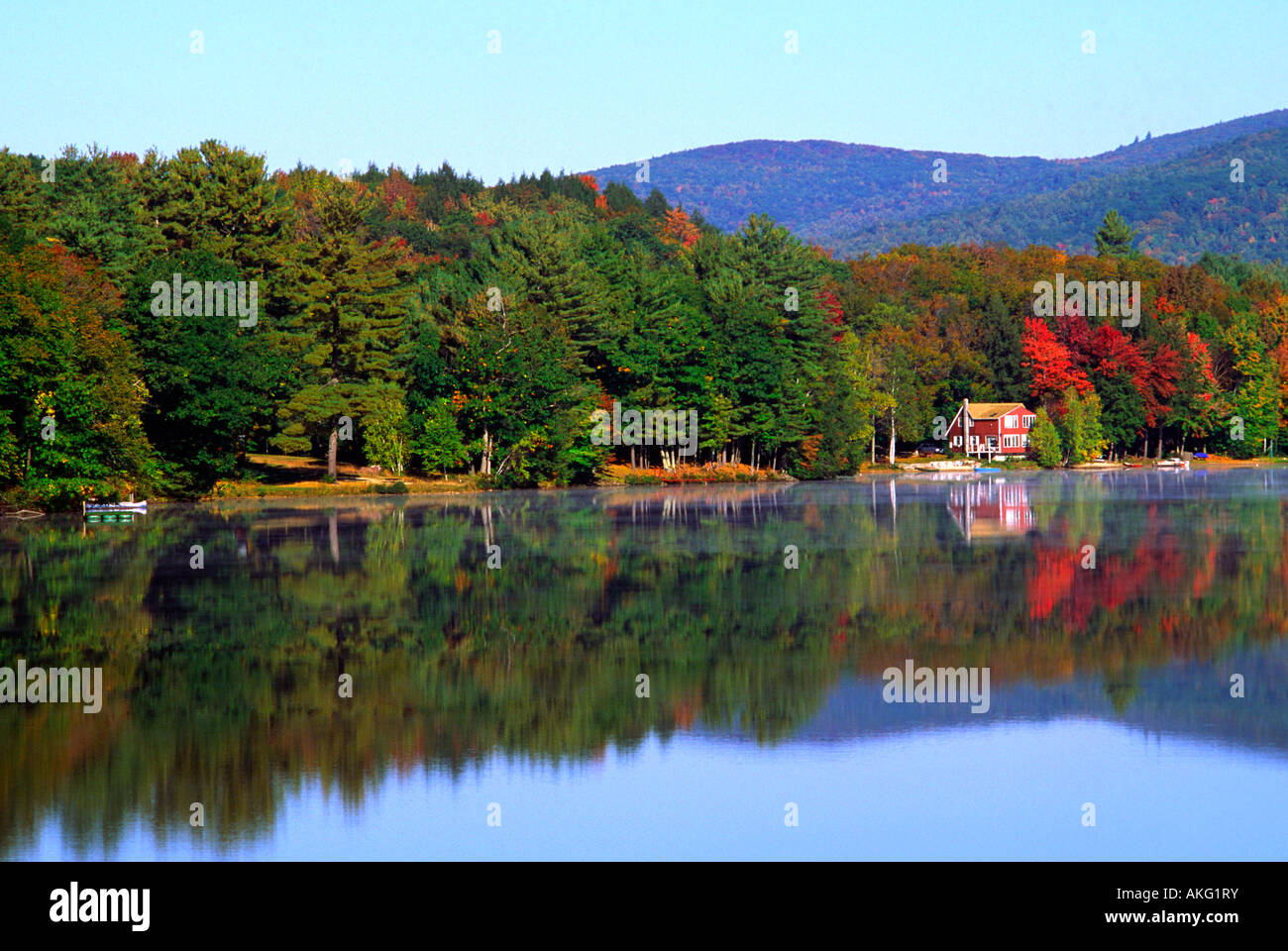 Autunno mattina cottage riflessioni sul lago in New Hampshire Foto Stock