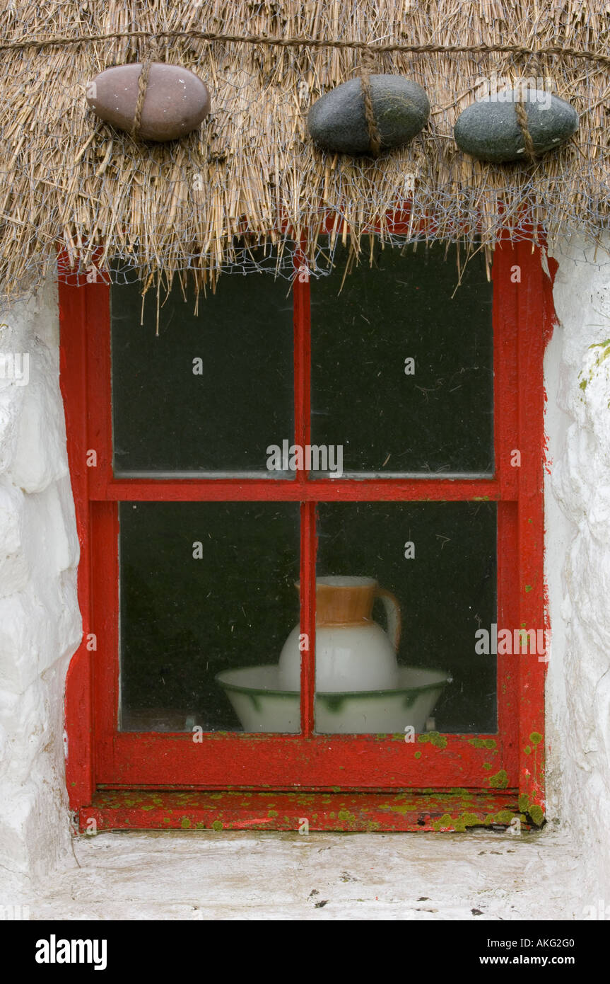 Finestra di una casa di paglia a Sandaig, Tiree, Scozia Foto Stock
