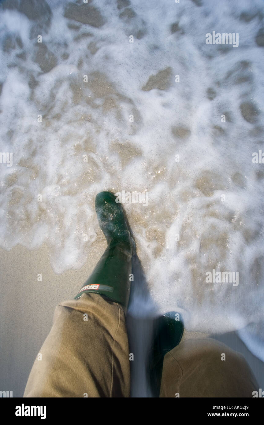 Passeggiate nel surf al tramonto Tiree, Scozia Foto Stock