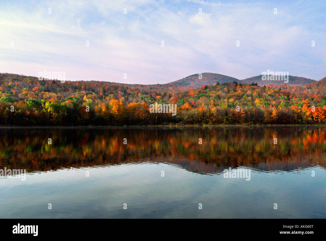 New Hampshire fogliame di autunno riflessioni sul lago Foto Stock