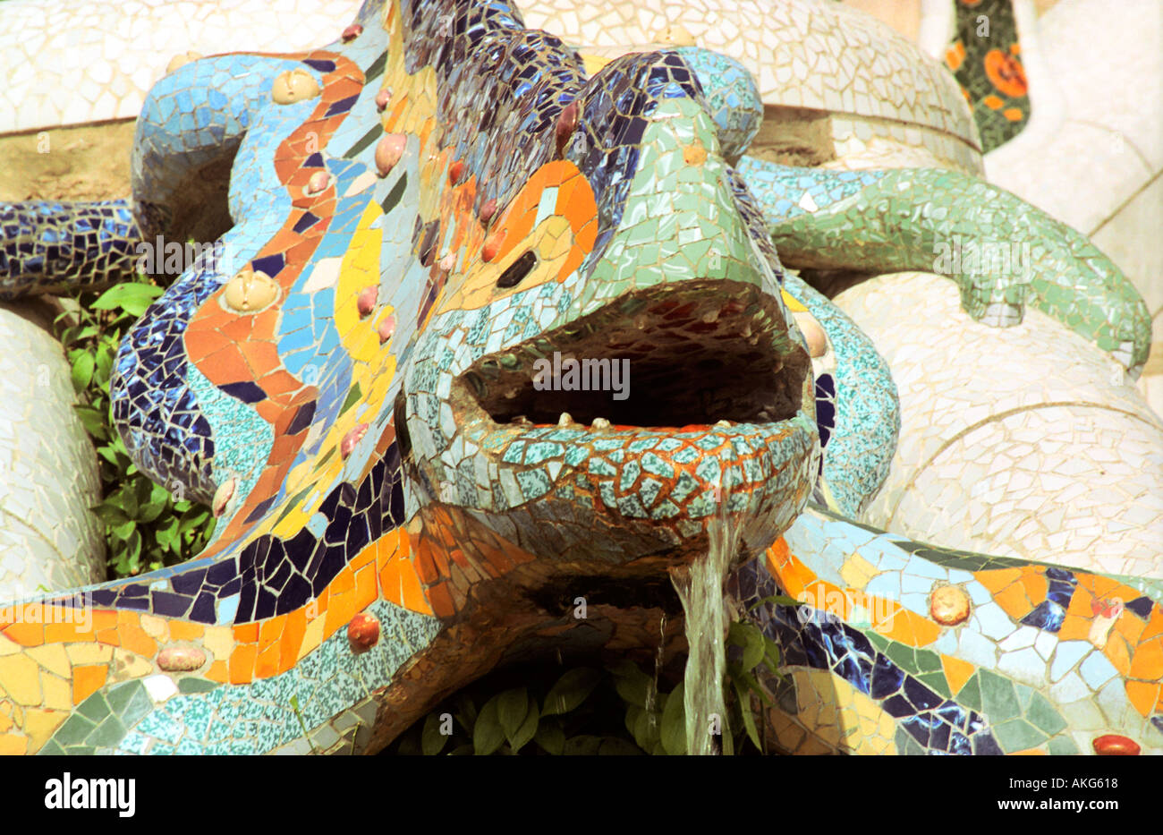 Gaudí mosaico multicolore dragon fontana, Parco Guell Barcellona Spagna Foto Stock