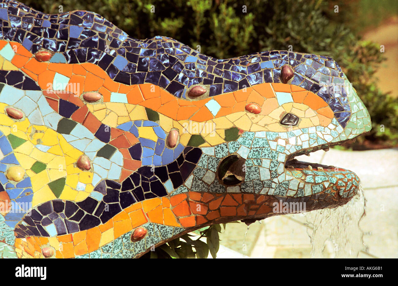 Gaudí mosaico multicolore dragon fontana, Parco Guell Barcellona Spagna Foto Stock