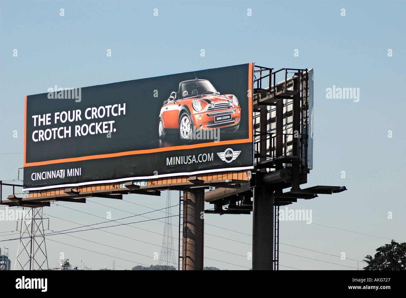 Annuncio di mini auto sul tabellone da parte dell'interstate crotch Foto Stock