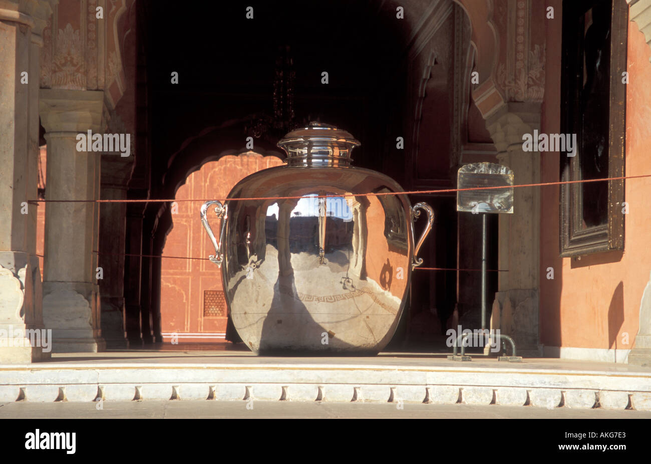 Grandi navi argento 1 6m di altezza utilizzato per lo stoccaggio di acqua da Maharaja Madho Singh Foto Stock