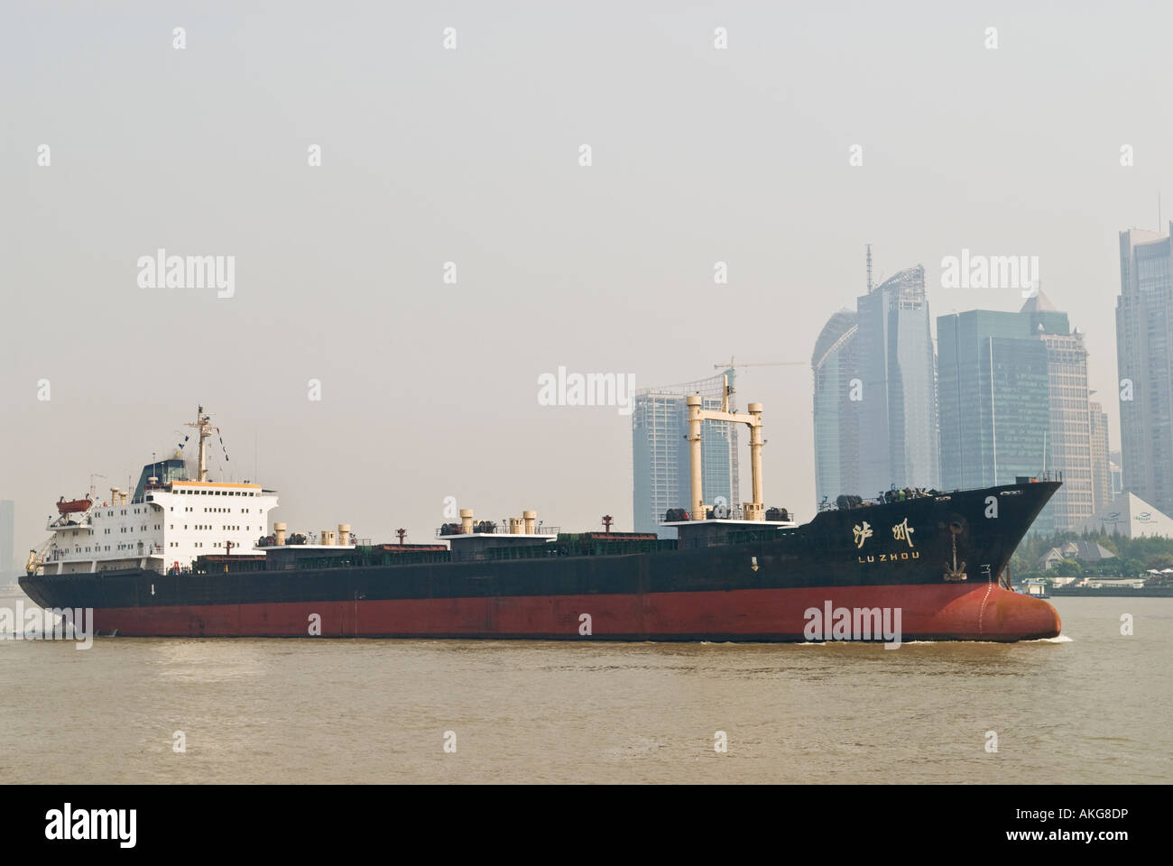 Nave cargo viaggia su fiume Huangpu Shanghai in Cina Foto Stock