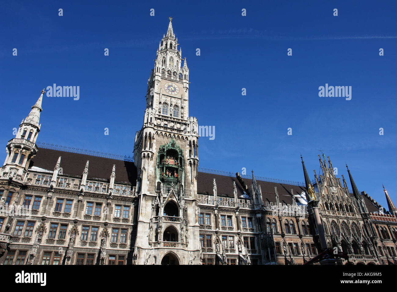 Monaco di Baviera Municipio Marienplatz Municipio con il suo orologio meccanico o Glockenspiel a Monaco di Baviera Germania Foto Stock