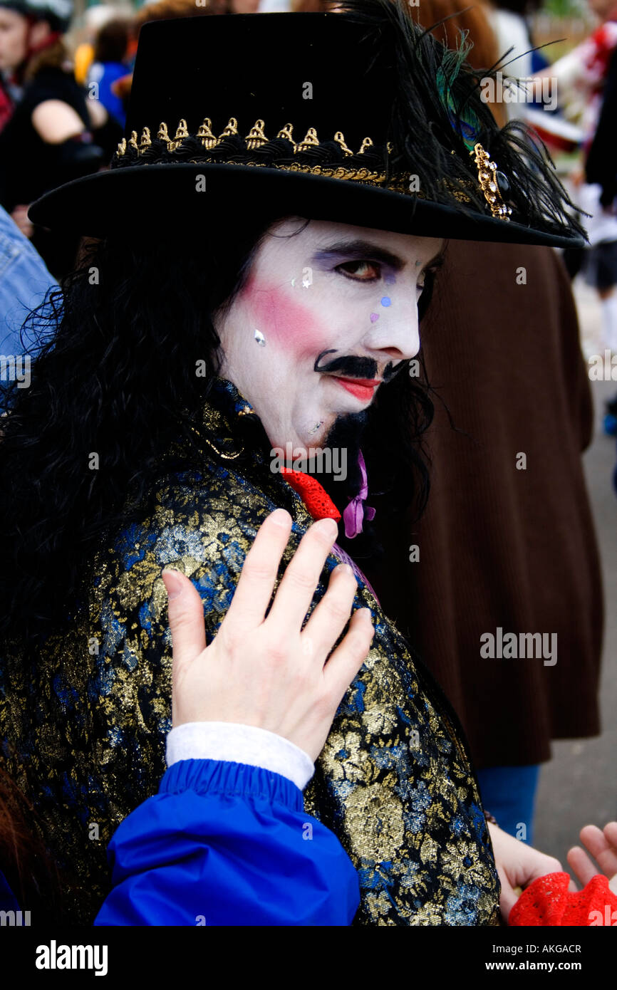 La mano sulla spalla di Transgendered donna età 28 in Wicca parade unità. MayDay Parade e Festival. Minneapolis Minnesota USA Foto Stock