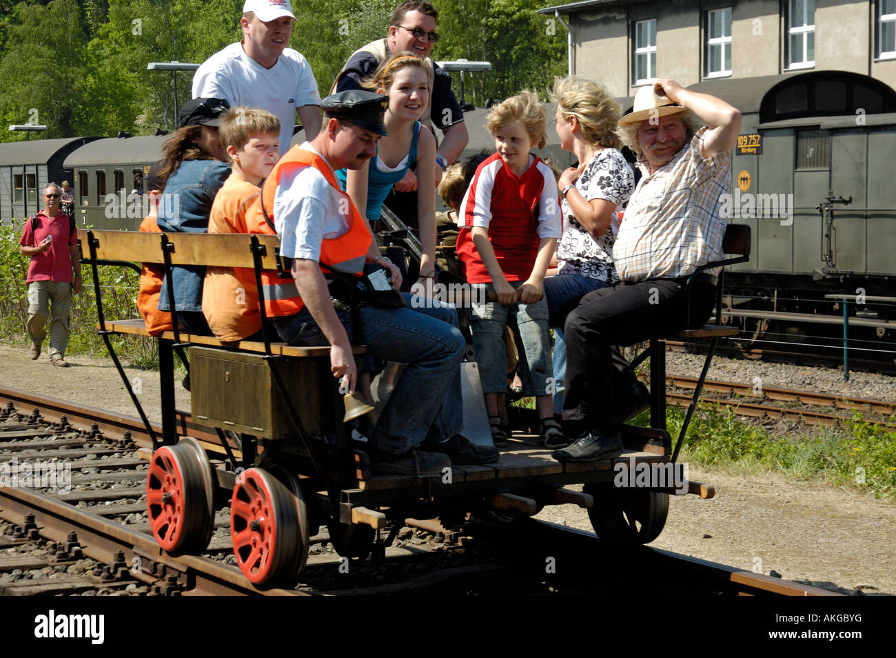 I bambini e gli adulti il funzionamento di un carrello ferroviario a Bochum Railway Museum, Germania. Foto Stock