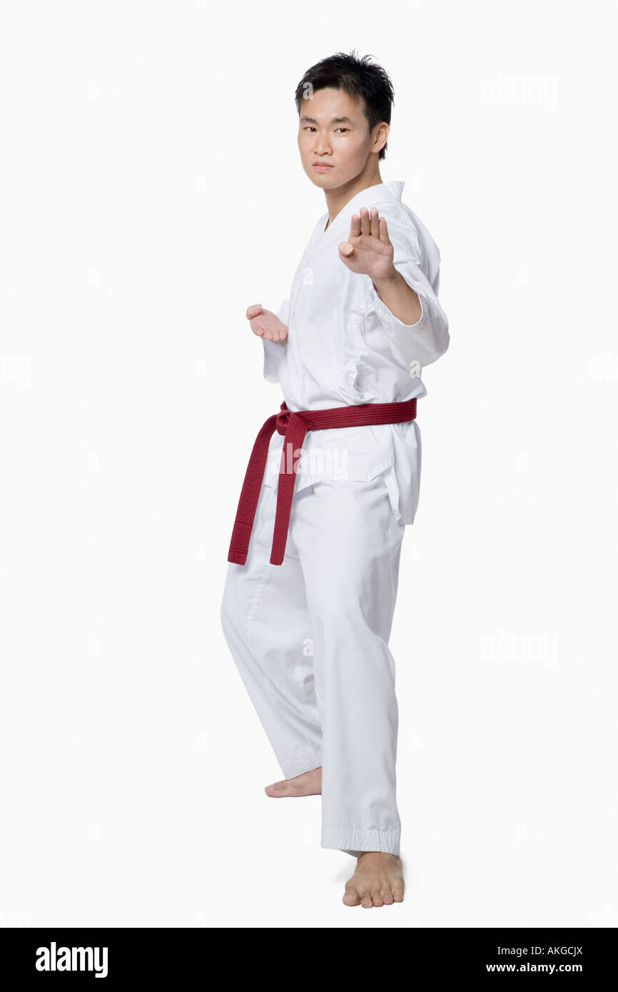 Giovane uomo a praticare il karate Foto Stock