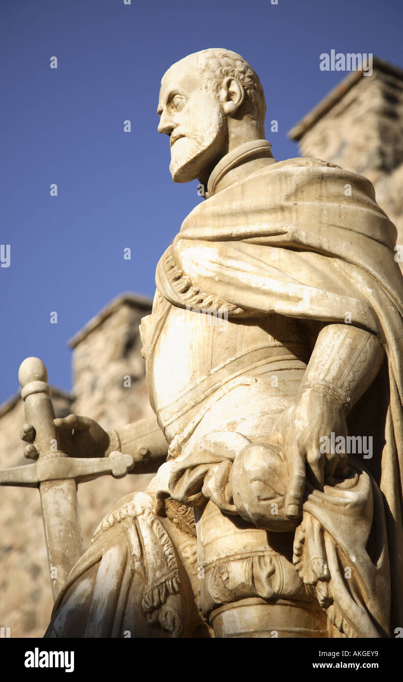 Statua di Alfonso VI, Puerta Nueva de Bisagra, Toledo, Castiglia La Mancha, in Spagna Foto Stock