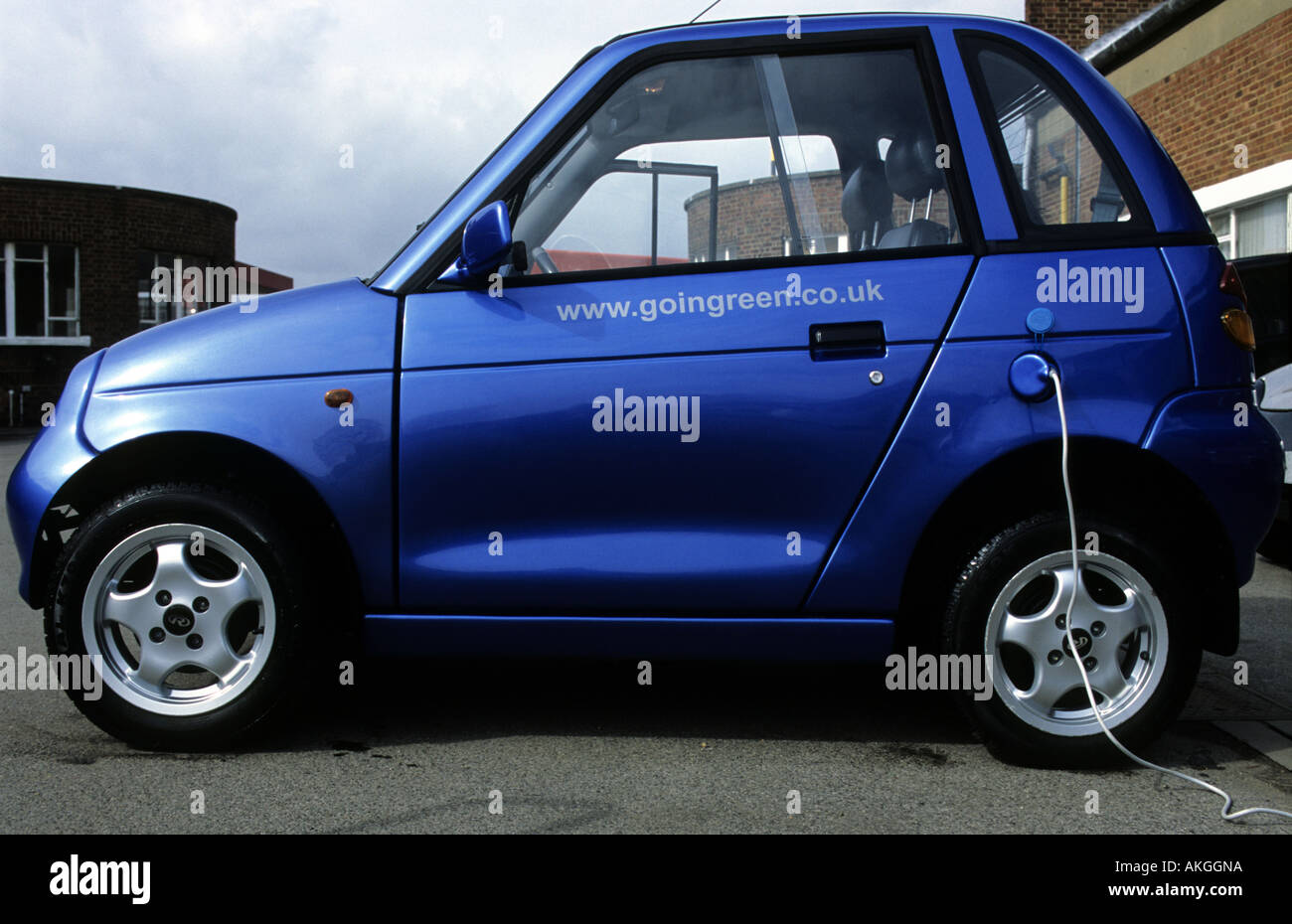 G REVA-Wiz auto elettrica essendo caricato Foto Stock