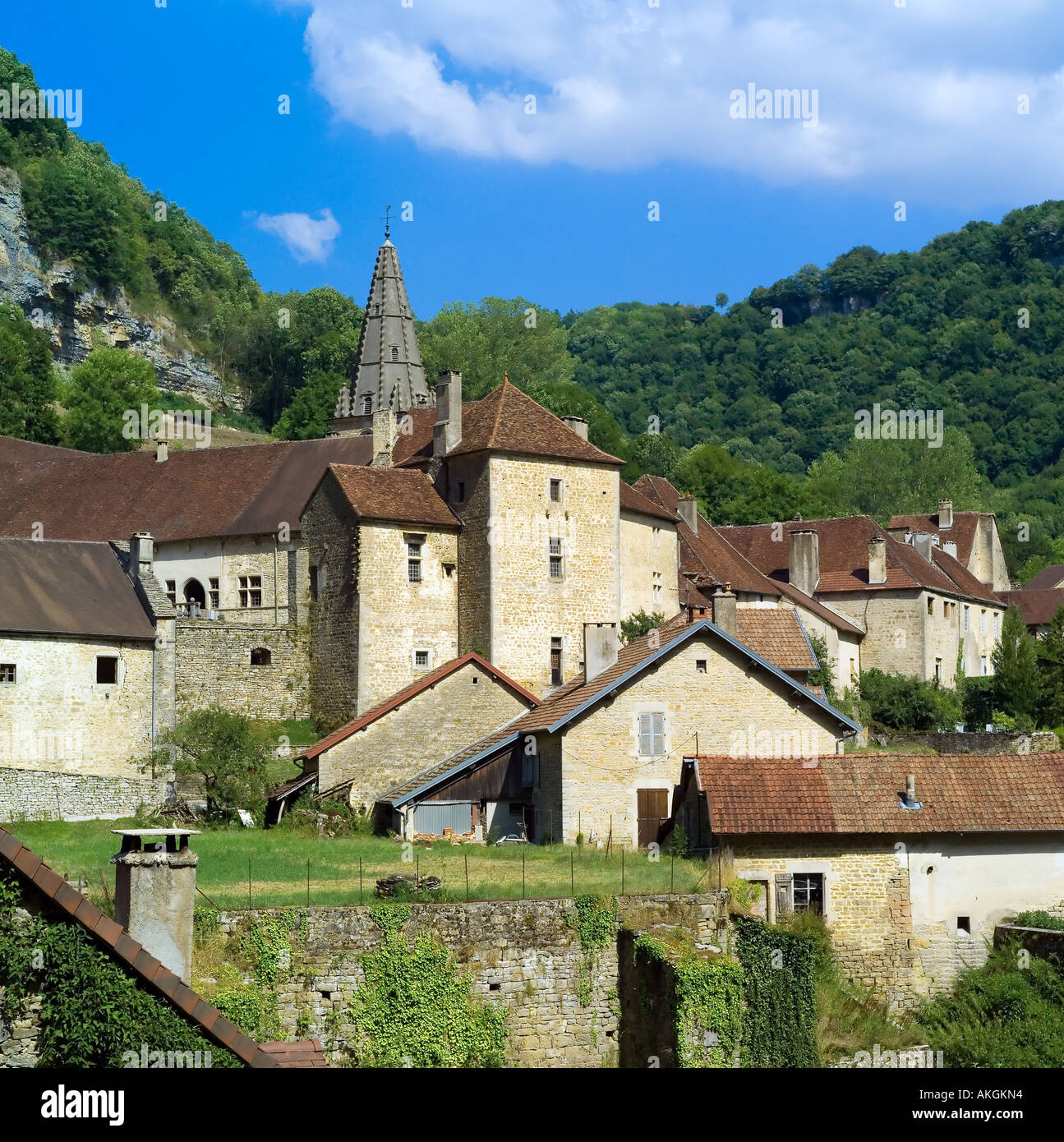 St Pierre abbazia benedettina del xv secolo, Baume-les-Messieurs village, Jura, Franca Contea, Francia Foto Stock