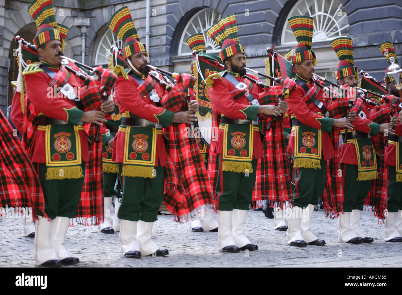 Edinburgh Festival Fringe pipeband Pakistani giocando sulla Royal Mile Foto Stock