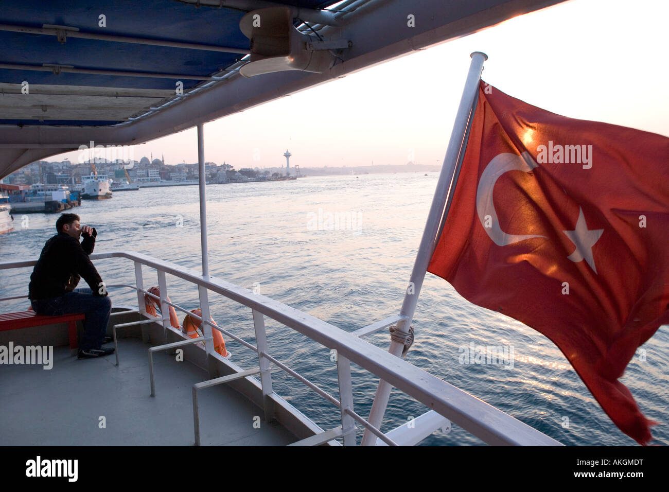 Turchia, Istanbul, bandiera turca su un traghetto sul fiume sul Bosforo, tramonto Foto Stock