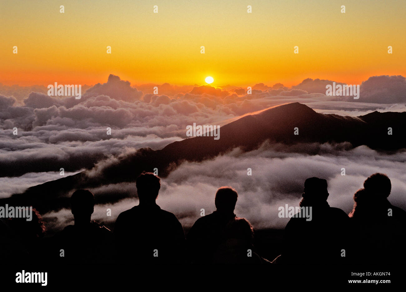 Guardare la gente sunrise dal bordo del cratere Haleakala Haleakala National Park Hawaii Maui Foto Stock