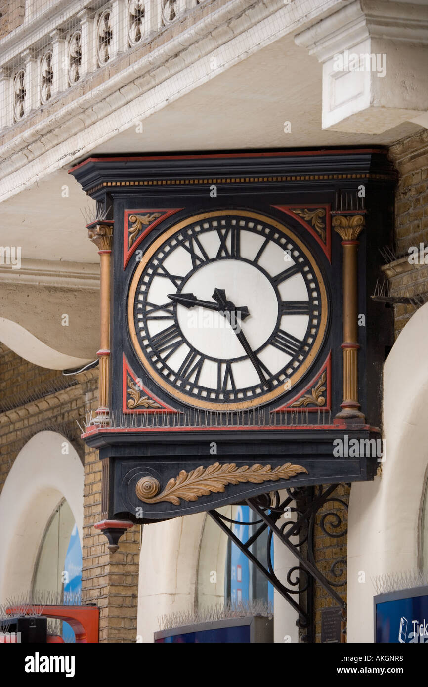 La stazione di Charing Cross orologio Londra Inghilterra Foto stock - Alamy