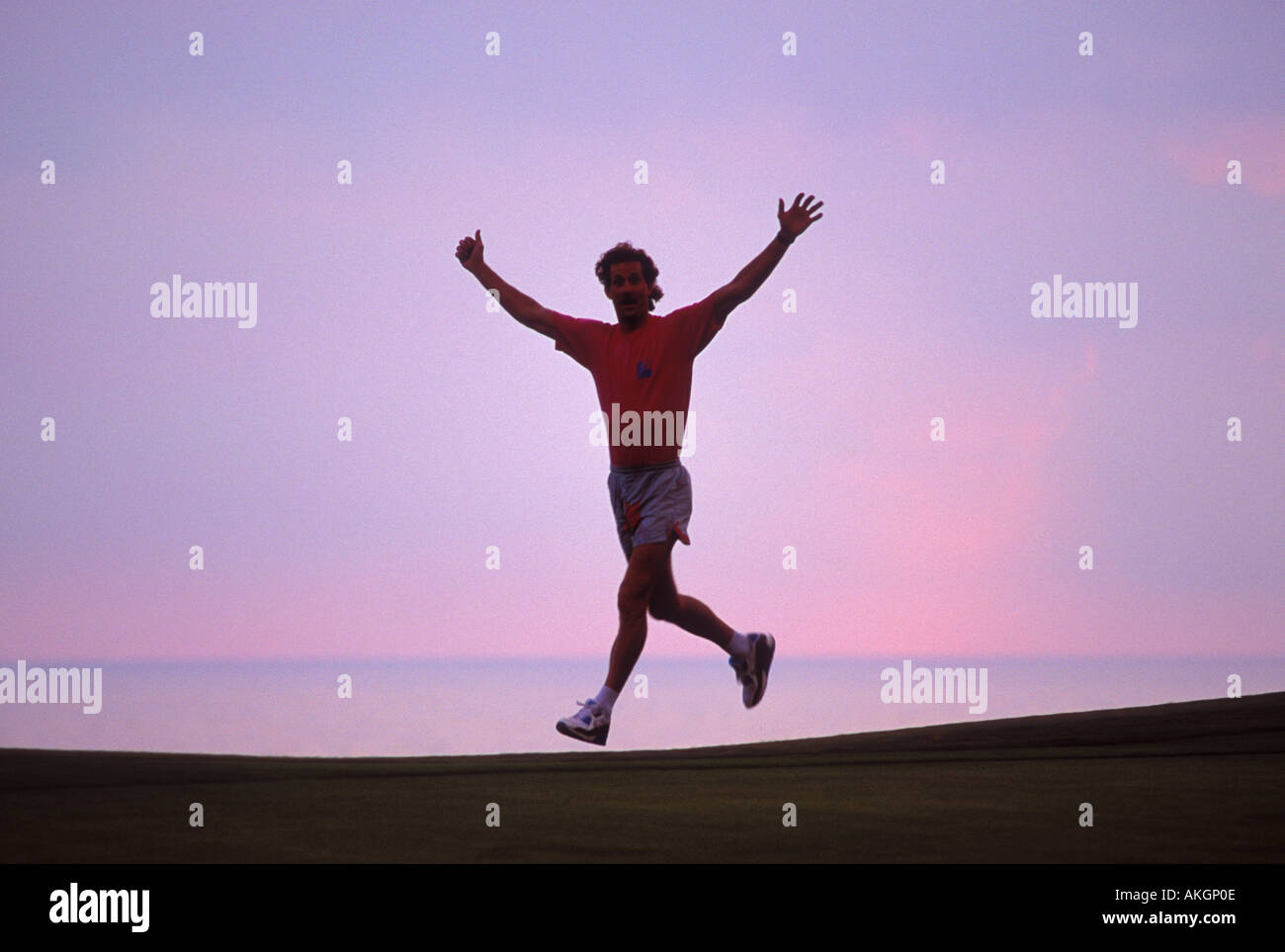 L'uomo jogging al tramonto Kona Hawaii Foto Stock