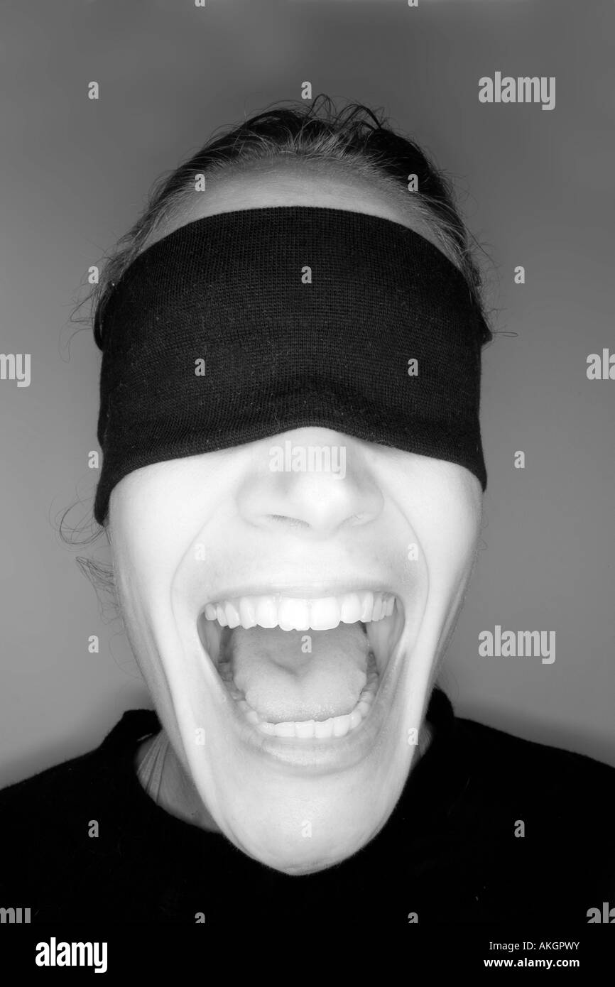 Una fotografia di stock di una donna bendata. Foto Stock