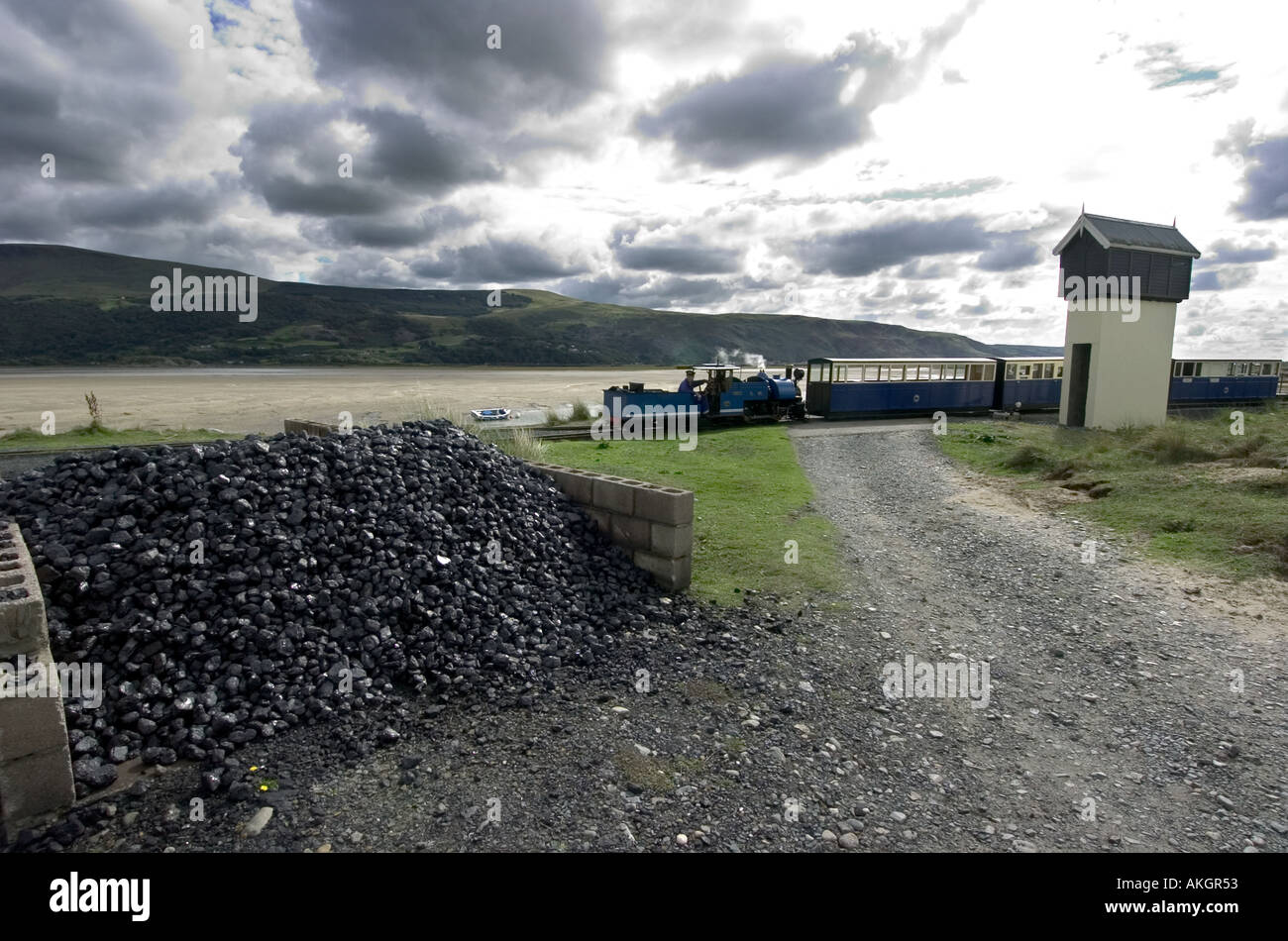 Sherpa uno dei treni leggeri in esecuzione sulla ferrovia Fairbourne vicino a Caernarfon in Galles Foto Stock