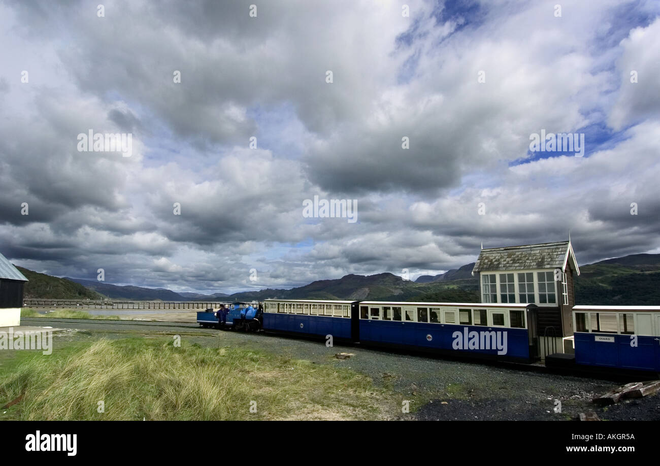 Sherpa uno dei treni leggeri in esecuzione sulla ferrovia Fairbourne vicino a Caernarfon in Galles Foto Stock